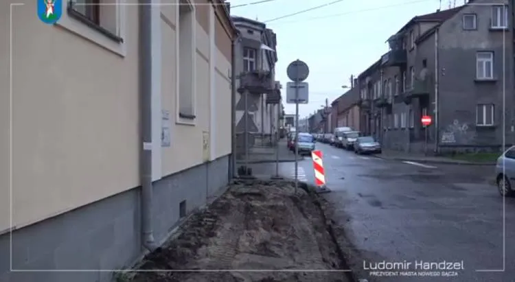 Trwa remont zniszczonego chodnika przy ul. Sikorskiego