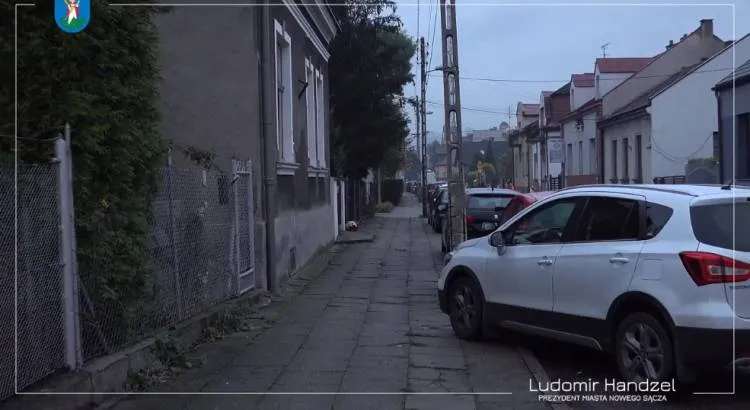 Trwa remont zniszczonego chodnika przy ul. Sikorskiego