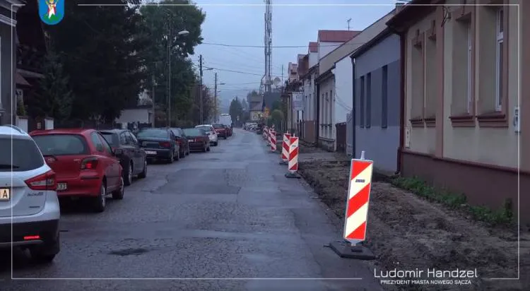 Trwa remont zniszczonego chodnika przy ul. Sikorskiego