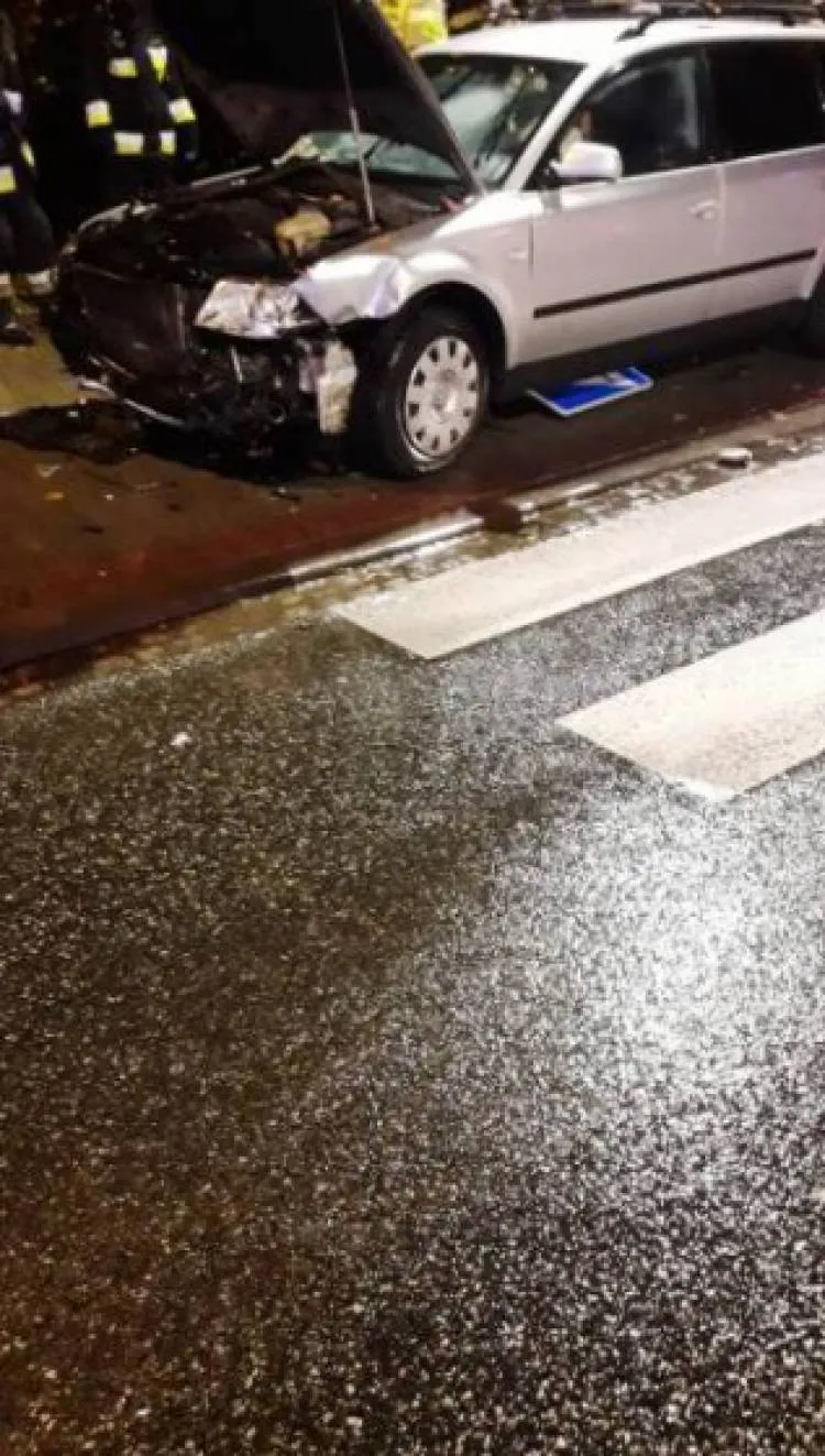 Kolizja dwóch samochodów osobowych w Nawojowej. Dwie osoby trafiły do szpitala