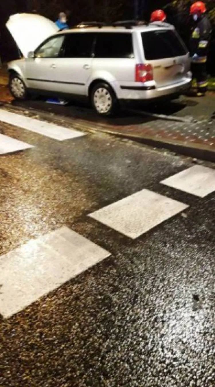 Kolizja dwóch samochodów osobowych w Nawojowej. Dwie osoby trafiły do szpitala