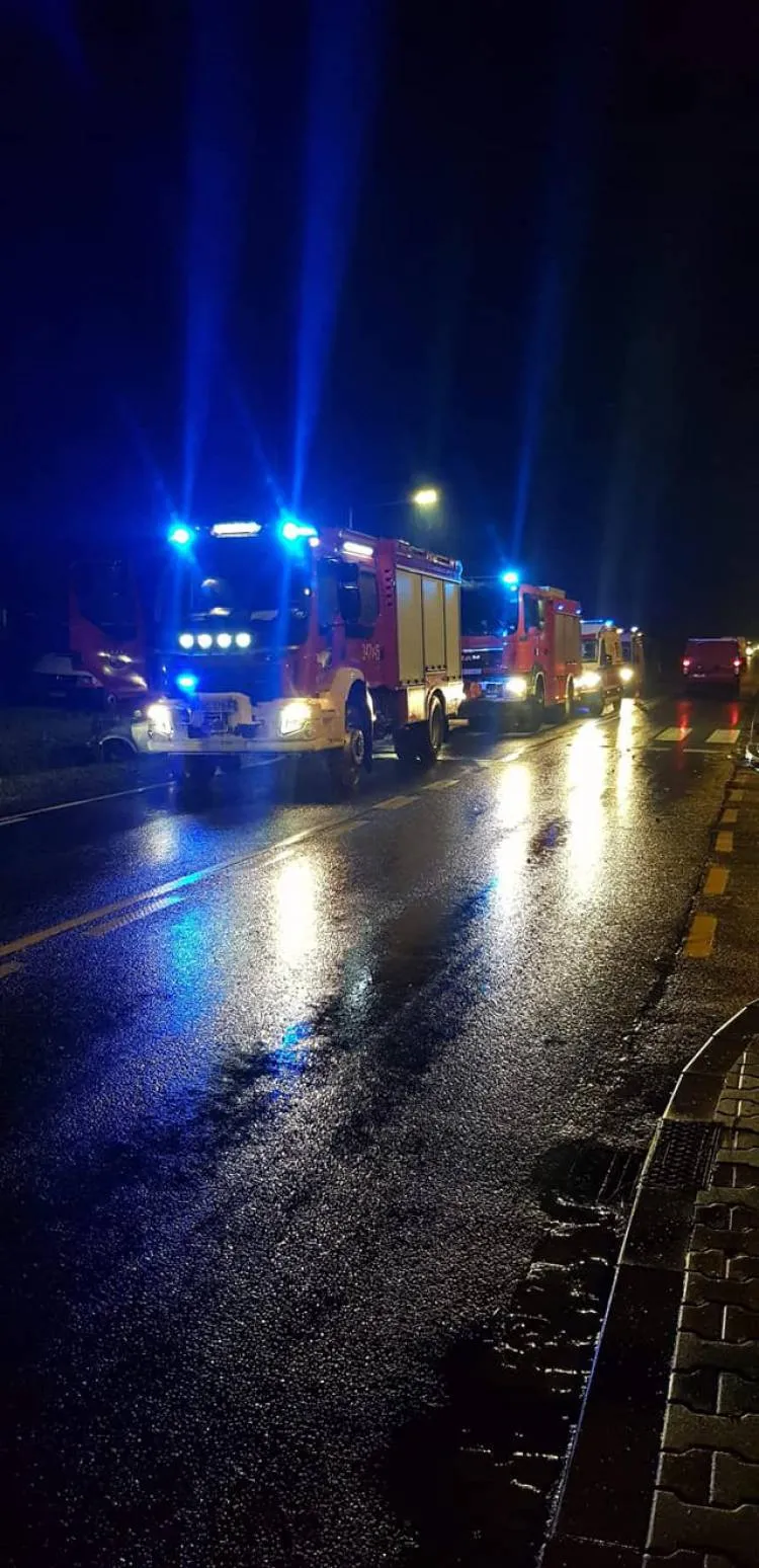 Kolizja dwóch samochodów osobowych w Nawojowej. Dwie osoby trafiły do szpitala