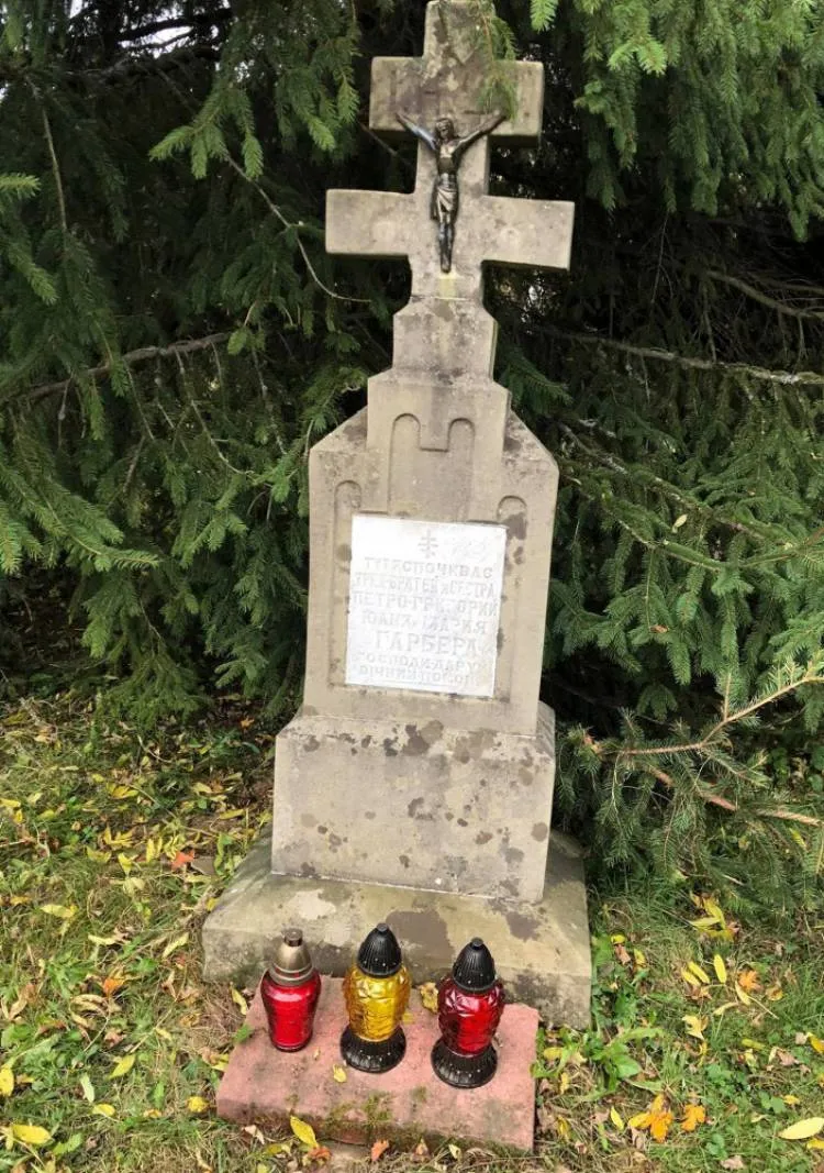Uczniowie Zespołu Szkół Ponadpodstawowych w Krynicy-Zdroju włączyli się do akcji MEN – Szkoła Pamięta