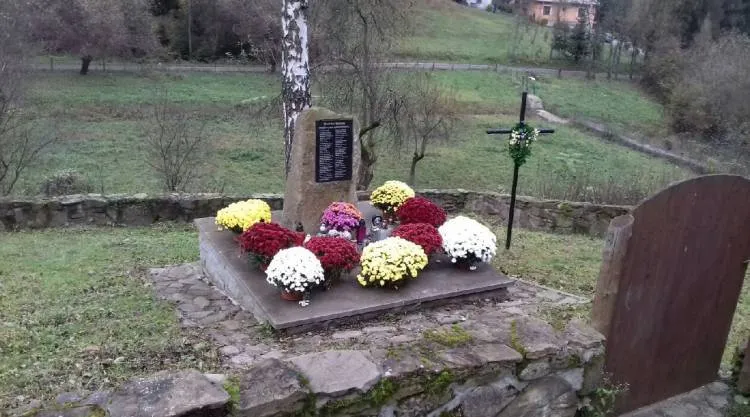 Odkupione chryzantemy ozdobiły miejsca pamięci
