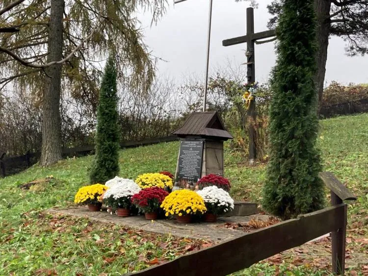 Odkupione chryzantemy ozdobiły miejsca pamięci