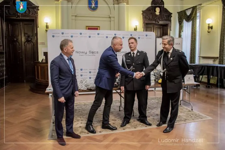 Prezydent przekazał nowy sprzęt dla OSP GRS Nowy Sącz
