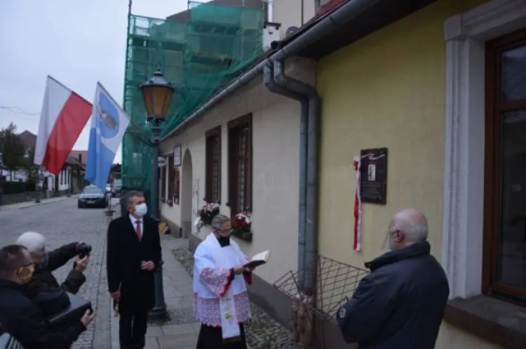 Stary Sącz: Przy ul. Daszyńskiego 7 odsłonięto tablicę upamiętniającą 100. rocznicę bohaterskiej śmierci por. Władysława Świebockiego