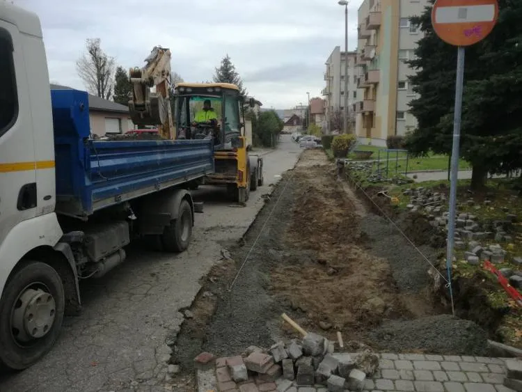 Rozpoczął się remont chodnika i zatok postojowych na ul. Tuwima