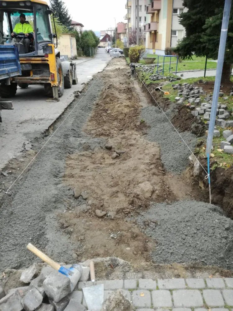 Rozpoczął się remont chodnika i zatok postojowych na ul. Tuwima Nowy Sącz