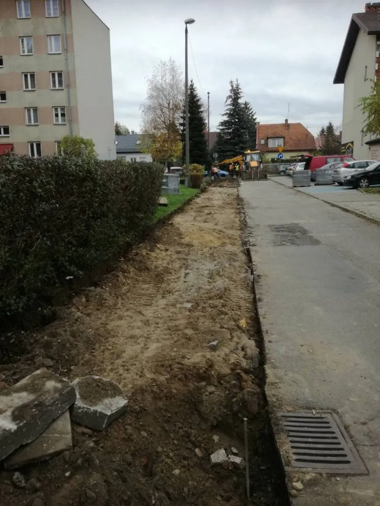 Rozpoczął się remont chodnika i zatok postojowych na ul. Tuwima Nowy Sącz