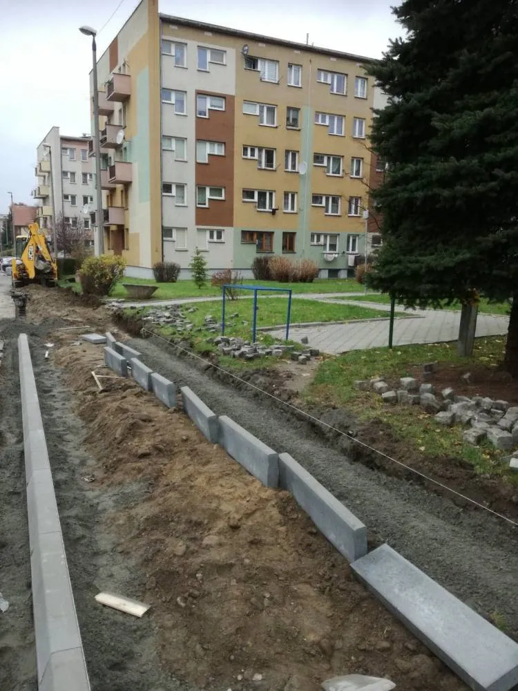 Rozpoczął się remont chodnika i zatok postojowych na ul. Tuwima Nowy Sącz