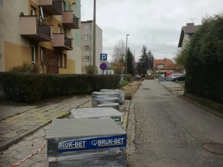 Rozpoczął się remont chodnika i zatok postojowych na ul. Tuwima Nowy Sącz