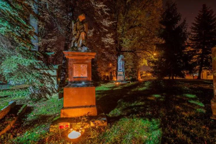 Ocalmy Stary Cmentarz: Ruszyła zbiórka pieniędzy na renowację zabytkowych nagrobków