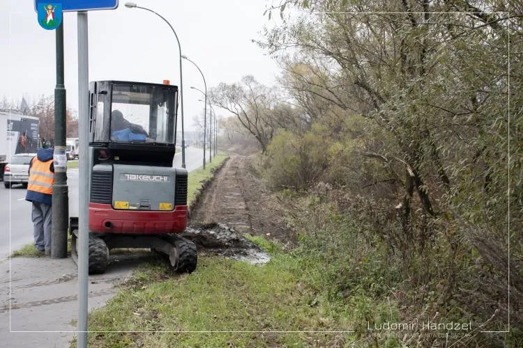 Trwa budowa nowej ścieżki rowerowej wzdłuż Al. Piłsudskiego