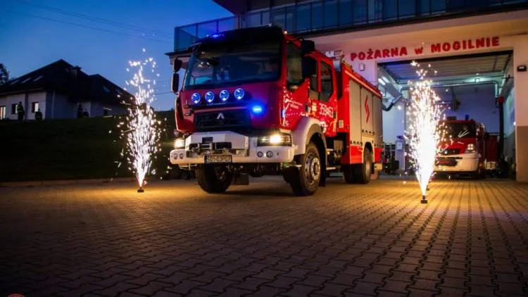 Druhowie z OSP Mogilno mają nowy wóz strażacki