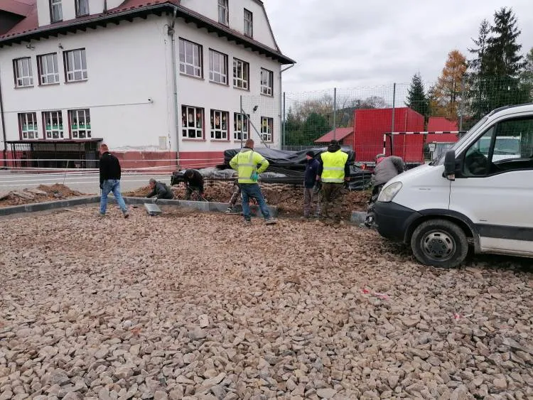 Trwają prace przy przebudowie boiska sportowego przy Szkole Podstawowej w Piekiełku