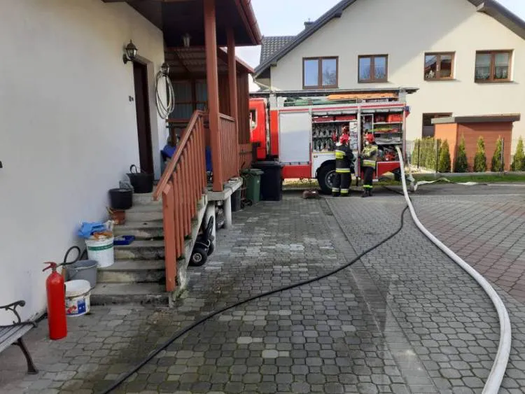 Pożar na ulicy Szerokiej w Chełmcu. Paliło się w kotłowni budynku mieszkalnego