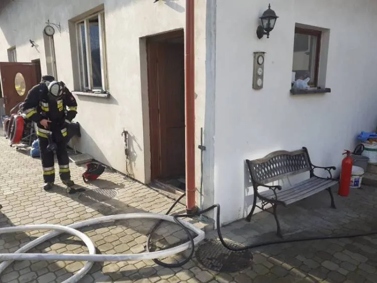 Pożar na ulicy Szerokiej w Chelmcu. Paliło się w kotłowni budynku mieszkalnego
