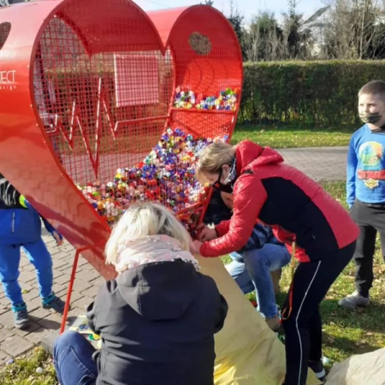 Gmina Stary Sącz zakupiła kosz w kształcie serca. Można wrzucać nakrętki i pomóc małemu Filipowi