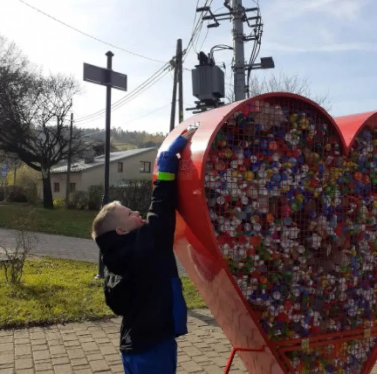 Gmina Stary Sącz zakupiła kosz w kształcie serca. Można wrzucać nakrętki i pomóc małemu Filipowi
