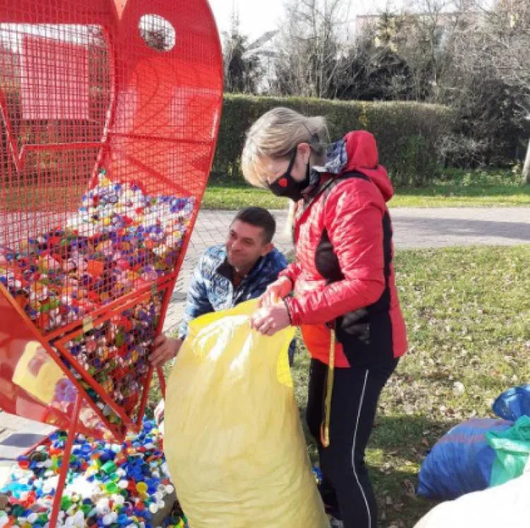 Gmina Stary Sącz zakupiła kosz w kształcie serca. Można wrzucać nakrętki i pomóc małemu Filipowi