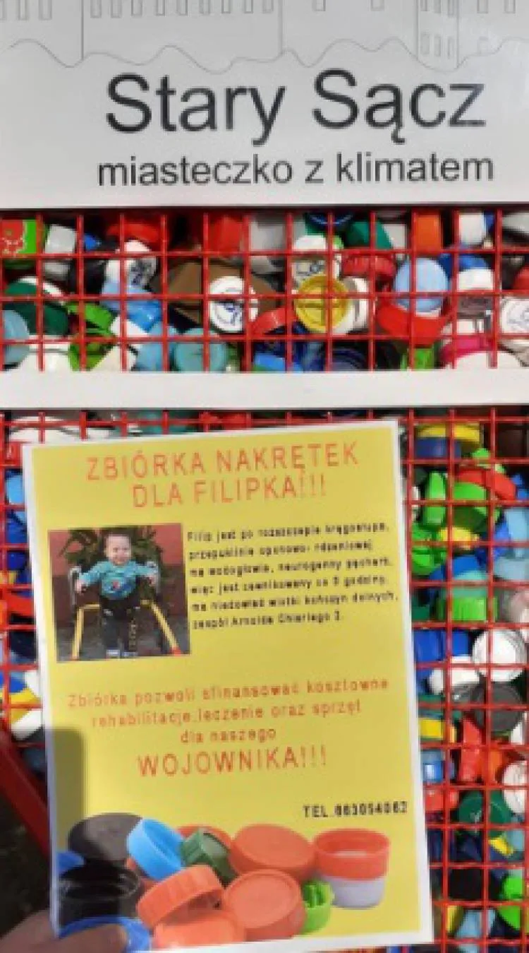 Gmina Stary Sącz zakupiła kosz w kształcie serca. Można wrzucać nakrętki i pomóc małemu Filipowi