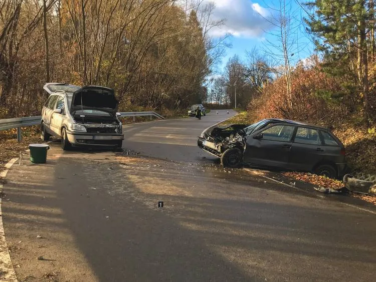 Czołowe zderzenie dwóch osobówek w Gostwicy