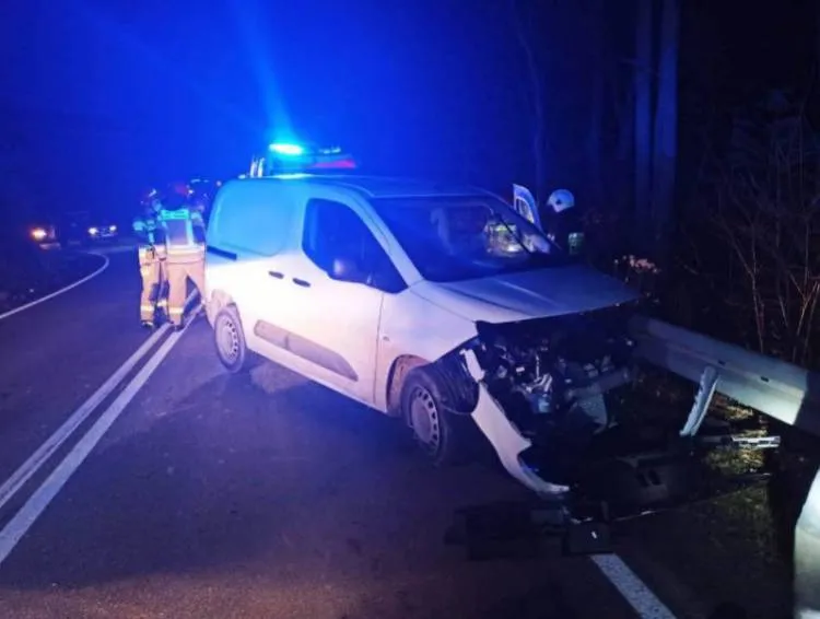 Wypadek w Żegiestowie. Samochód osobowy uderzył w przydrożną barierę