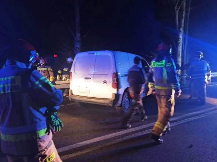 Wypadek w Żegiestowie. Samochód osobowy uderzył w przydrożną barierę