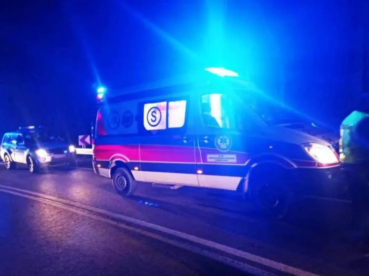 Wypadek w Żegiestowie. Samochód osobowy uderzył w przydrożną barierę