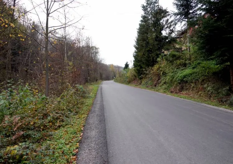 Prawie 2 kilometry nowego asfaltu na drodze Obidza-Brzyna