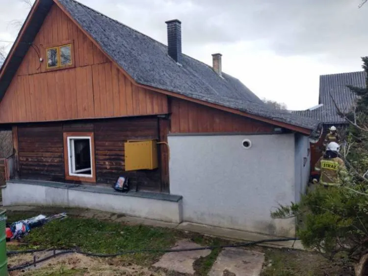 Pożar drewnianego budynku mieszkalnego w miejscowości Stróże