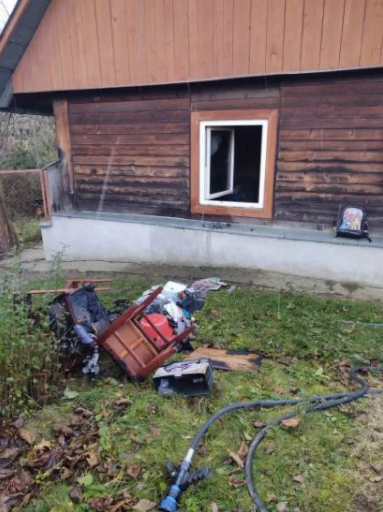Pożar drewnianego budynku mieszkalnego w miejscowości Stróże