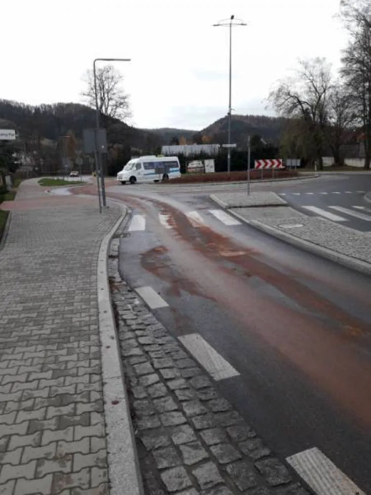 Plamy oleju - plaga na drogach powiatu nowosądeckiego
