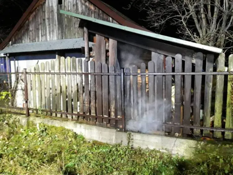 Pożar przybudówki z drewnem w Barcicach Dolnych