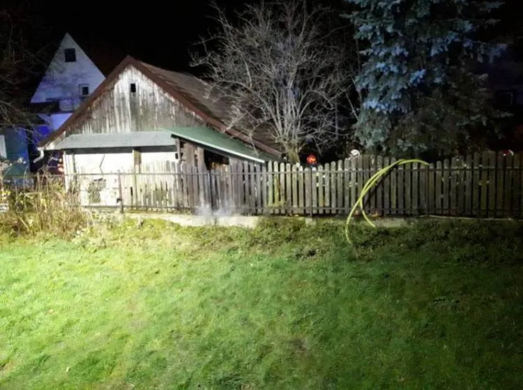 Pożar przybudówki z drewnem w Barcicach Dolnych