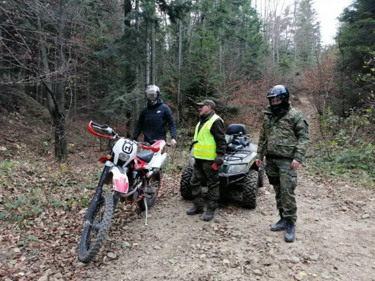 Miłośnik off-roadu ukarany mandatem za nielegalny wjazd do lasu w rejonie masywu górskiego Śnieżnicy