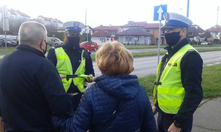 Policjanci sądeckiej drogówki rozdawali odblaski seniorom