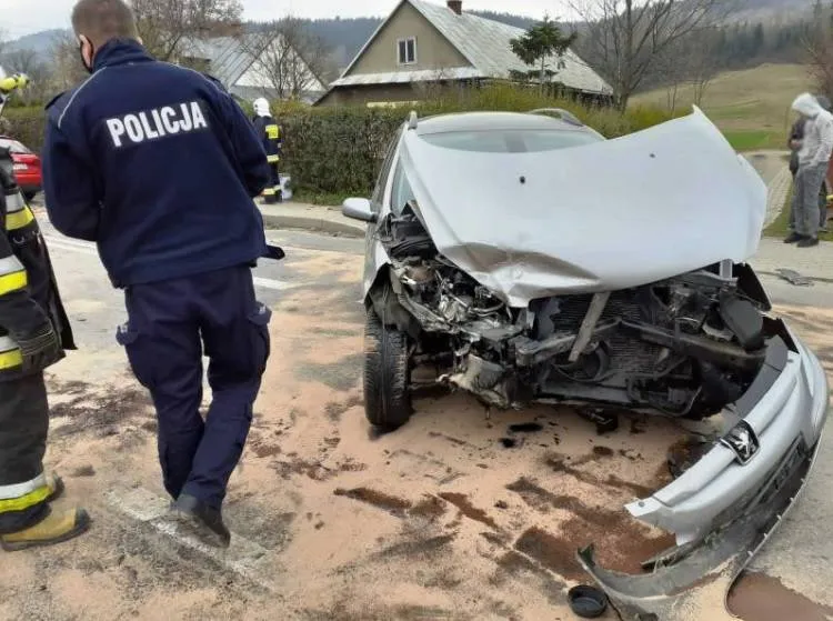 Kraksa dwóch aut w Kąclowej. Wśród pasażerów dziecko