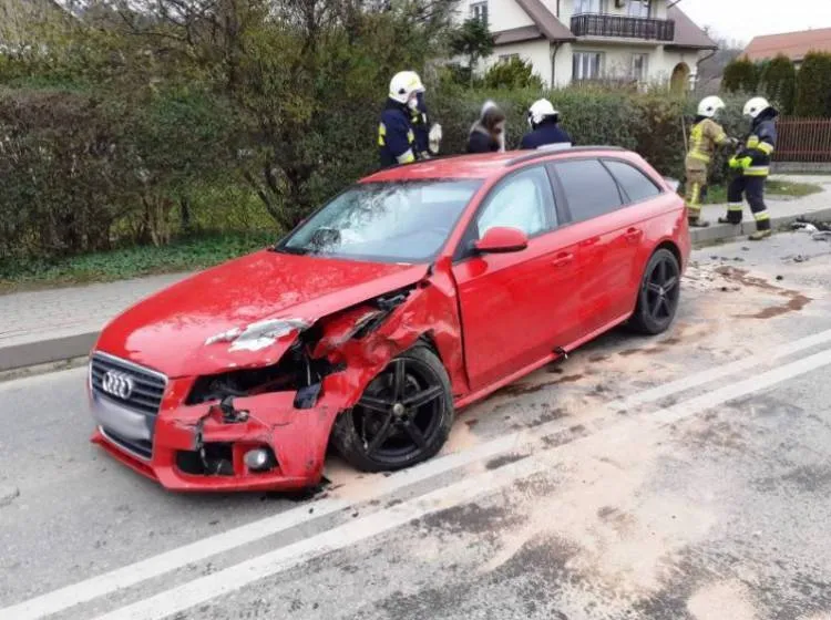 Kraksa dwóch aut w Kąclowej. Wśród pasażerów dziecko