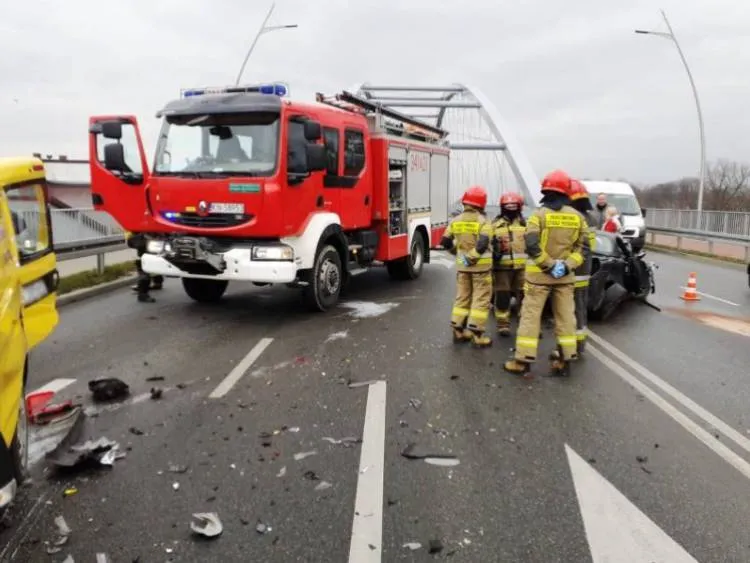 Kolizja dwóch samochodów na moście Heleńskim