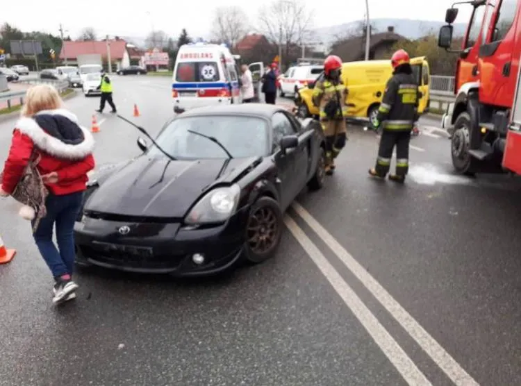 Kolizja dwóch samochodów na moście Heleńskim
