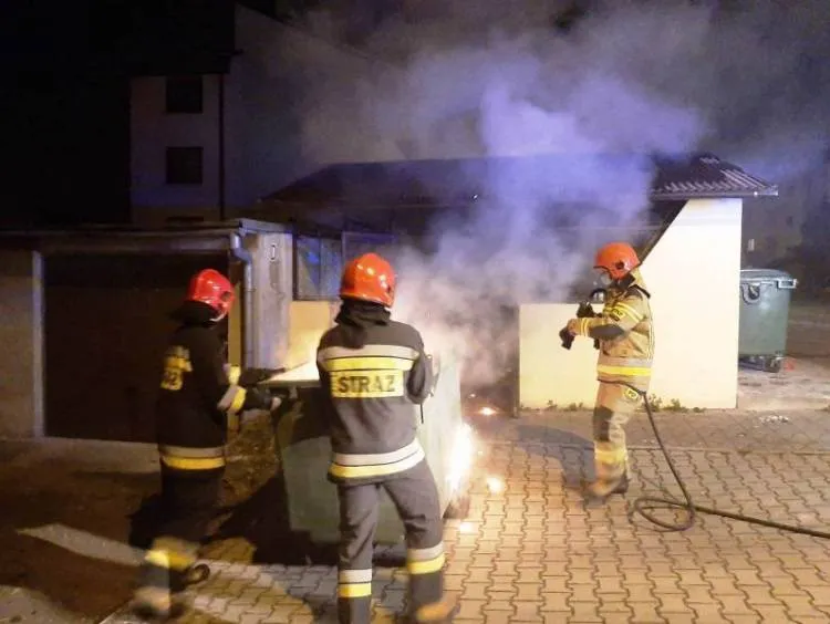 W ciągu jednego dnia strażacy gasili kilka pożarów pojemników na śmieci