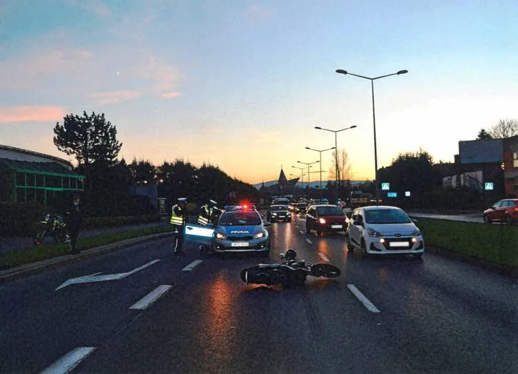 Uciekał motocyklem przed Policją i zderzył się z samochodem