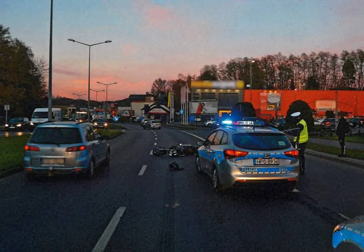 Uciekał motocyklem przed Policją i zderzył się z samochodem