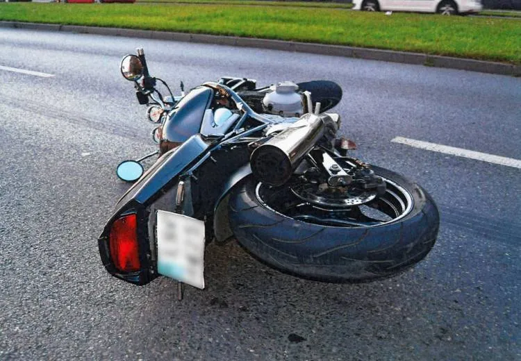 Uciekał motocyklem przed Policją i zderzył się z samochodem