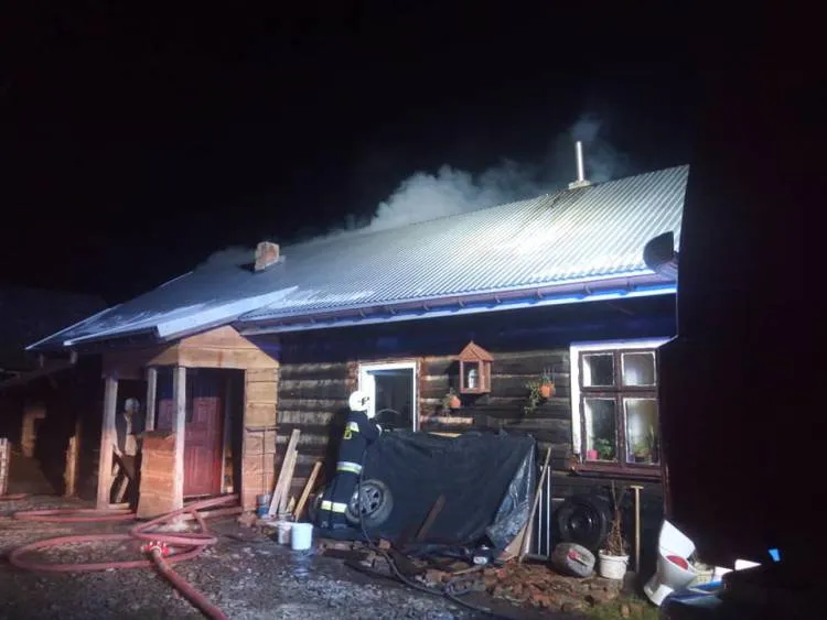 Binarowa: Strażacy gasili pożar drewnianego domu