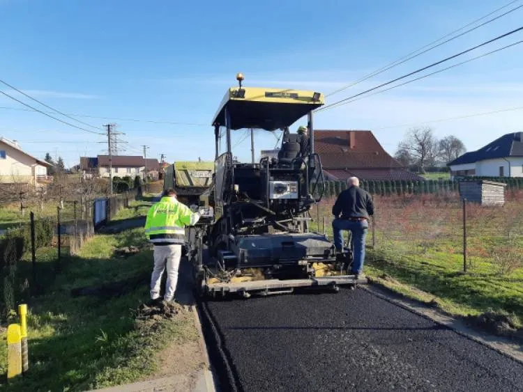 Stary Sącz: Trwają intensywne prace na drogach w wielu sołectwach