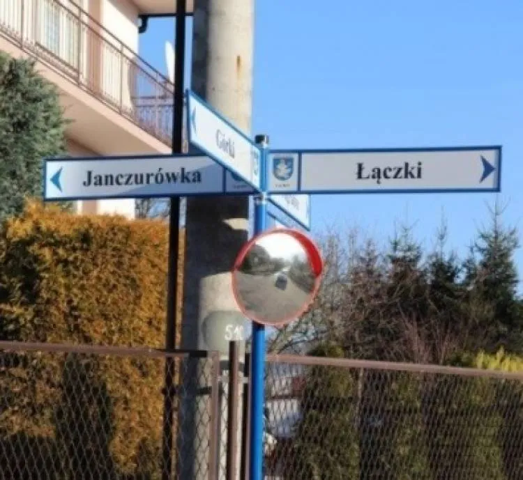 Łącko: We wszystkich miejscowościach gminy pojawiają się nowe tabliczki z oznakowaniem nazw przysiółków