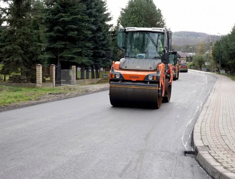 Modernizacja dróg w powiecie nowosądeckim idzie pełną parą